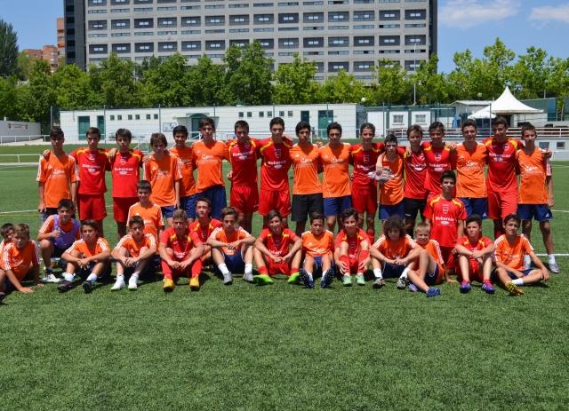 Participantes del campus en el cesped